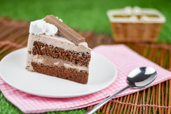 Gâteau au chocolat avec crème fouettée et garniture de gaufrettes au chocolat — Photo