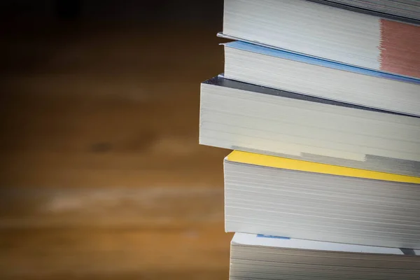 Stos książek na stół z drewna, Selektywny fokus z bliska — Zdjęcie stockowe