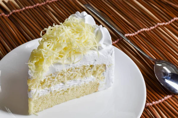 Morceau de gâteau avec crème fouettée et garniture de fromage râpé — Photo