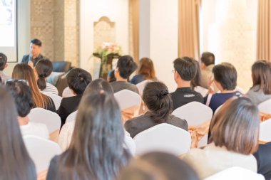 otel odasında iş seminer salonunda insanlar dinle
