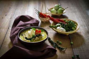 baharatlı sıcak tavuk yeşil köri ile Hindistan cevizi sütü çorba kase, tha