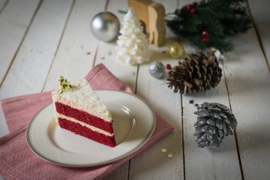 Kırmızı kadife kek h için beyaz masada beyaz krem dekorasyonu ile