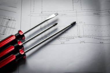 tatlı kırmızı tornavida iş ekipmanları ile diyagram kağıt planı