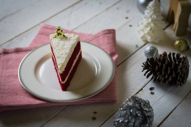 Kırmızı kadife kek h için beyaz masada beyaz krem dekorasyonu ile