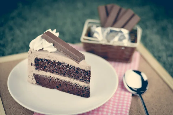 초콜릿 케이크와 크림과 초콜릿 웨이퍼 토 핑 채찍 — 스톡 사진