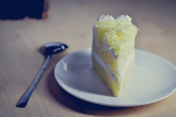 Morceau de gâteau avec crème fouettée et garniture de fromage râpé — Photo