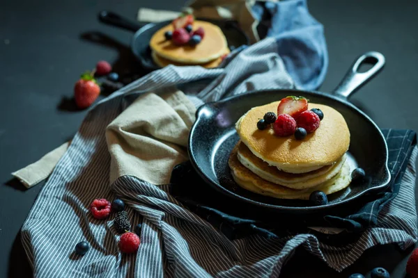 Pfannkuchen mit frischem Obst und Beeren auf Pfanne — Stockfoto
