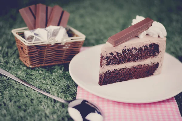 초콜릿 케이크와 크림과 초콜릿 웨이퍼 토 핑 채찍 — 스톡 사진