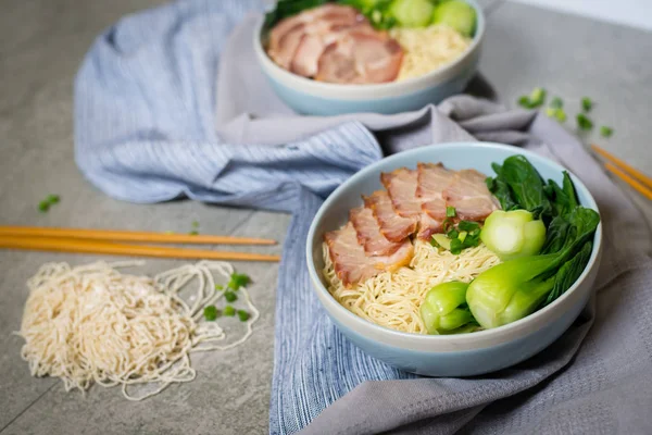 lezzetli yumurta noodle ile kırmızı domuz eti ve sebze kase