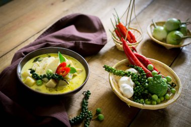 baharatlı sıcak tavuk yeşil köri ile Hindistan cevizi sütü çorba kase