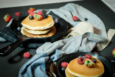 taze meyve ve meyve yığınıyla pan fot kahvaltı üzerinde gözleme