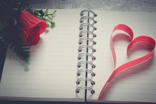 Fondo día de San Valentín, corazón rojo con papel cuaderno rojo blanco — Foto de Stock