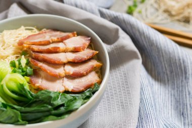 lezzetli yumurta noodle kırmızı domuz eti ve sebze kase decorat ile