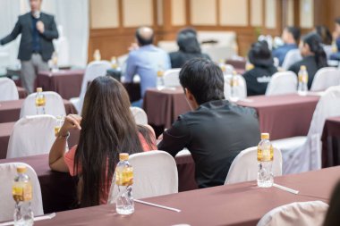 Asya insanlar iş seminer sunum salonunda hote dinle