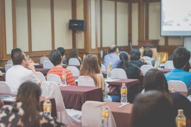 Asya insanlar iş seminer sunum salonunda hote dinle