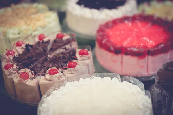 De heerlijke taart close-up met kleurrijk fruit en chocolade — Stockfoto