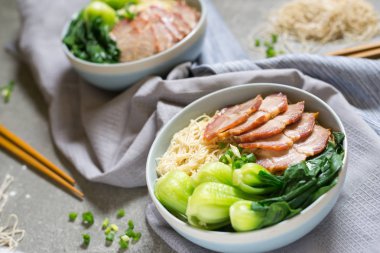 lezzetli yumurta noodle kırmızı domuz eti ve sebze kase decorat ile