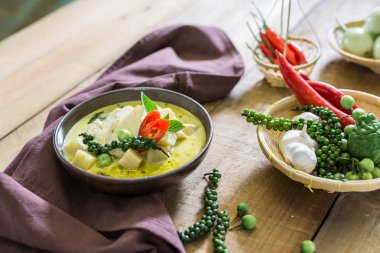 baharatlı sıcak tavuk yeşil köri ile Hindistan cevizi sütü çorba