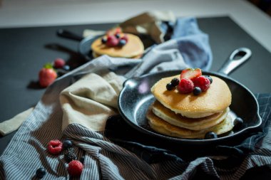 taze meyve ve meyve yığınıyla pan fot kahvaltı üzerinde gözleme