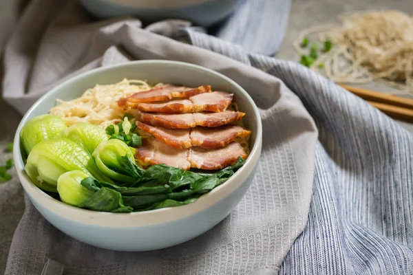 lezzetli yumurta noodle kırmızı domuz eti ve sebze kase decorat ile