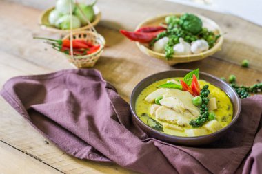 baharatlı sıcak tavuk yeşil köri ile Hindistan cevizi sütü çorba