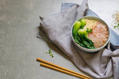 lezzetli yumurta noodle kırmızı domuz eti ve sebze kase decorat ile