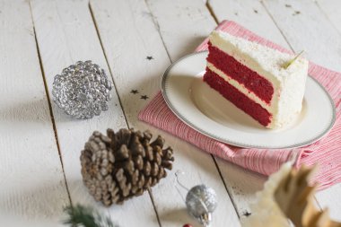 Kırmızı kadife kek krem beyaz dekorasyon ile