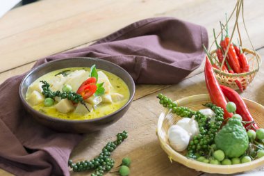 baharatlı sıcak tavuk yeşil köri ile Hindistan cevizi sütü çorba