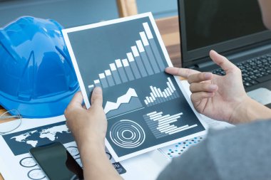 iş teknoloji kavramı, iş adamları grafik tartışıyor