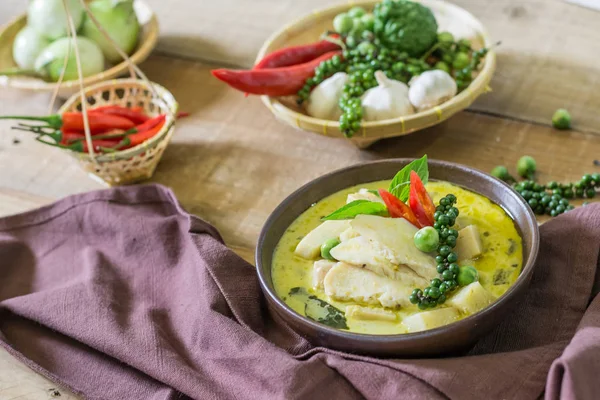 Pollo caliente picante al curry verde con sopa de leche de coco — Foto de Stock