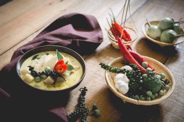 baharatlı sıcak tavuk yeşil köri ile Hindistan cevizi sütü çorba