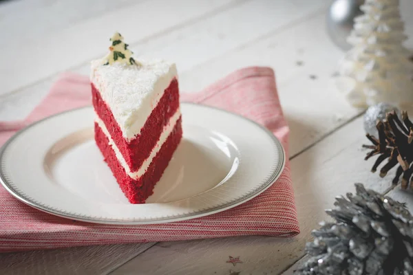 Kırmızı kadife kek beyaz masada beyaz krem dekorasyonu ile