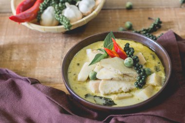 baharatlı sıcak tavuk yeşil köri ile Hindistan cevizi sütü çorba