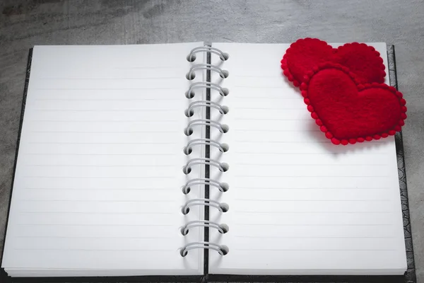 Fondo del día de San Valentín, corazón rojo con rosa roja blanca, cinta Fotos de stock