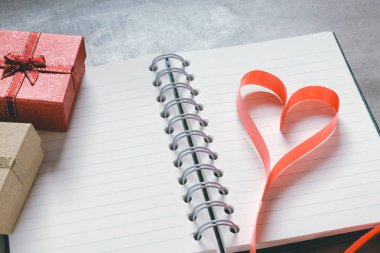 Sevgililer günü arka plan, kırmızı kalp kırmızı beyaz gül, kurdele ile