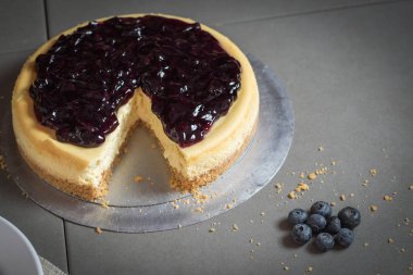 tazelik lezzetli blueberry peynir pasta plaka üzerinde parça