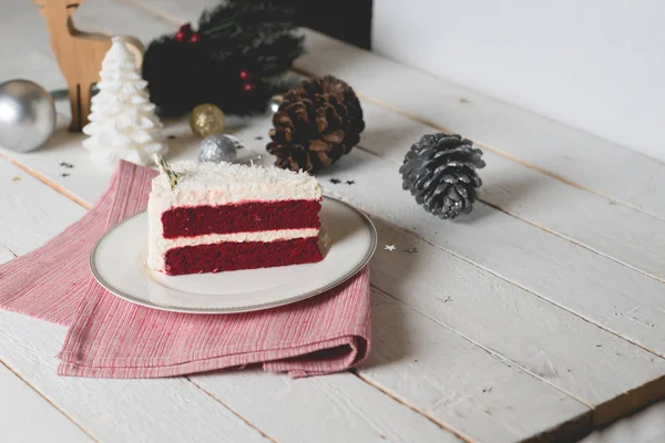 Red velvet cake with white cream decoration — Stock Photo, Image