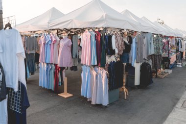 İş Merkezi kavramı: çok renkli moda giysiler satışında sh