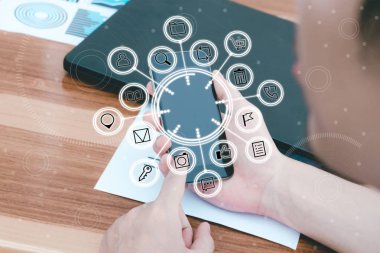 iş teknoloji kavramı, iş elleriyle akıllı fon kullanın.