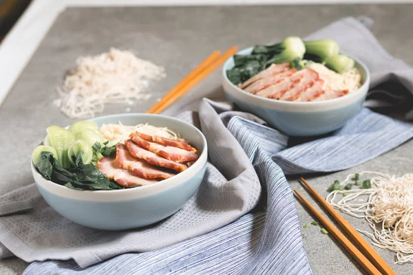 lezzetli yumurta noodle kırmızı domuz eti ve sebze ile