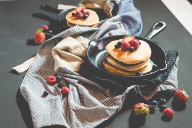 taze meyve ve meyve deste Pan ile gözleme