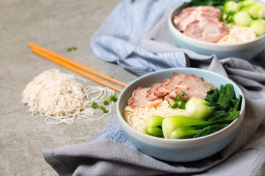 lezzetli yumurta noodle kırmızı domuz eti ve sebze ile