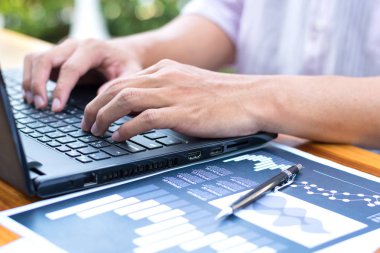 iş teknoloji kavramı, iş elleriyle akıllı fon kullanın.