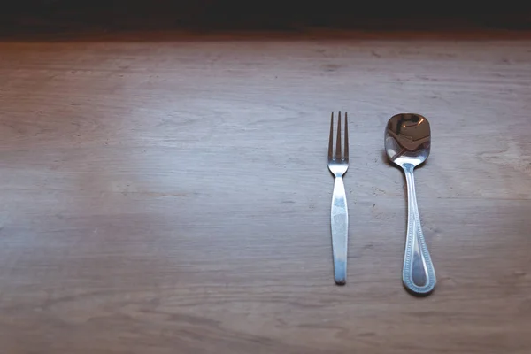 Forchetta cucchiaio su tavolo in legno, utensili da cucina di sfondo ristorante — Foto Stock