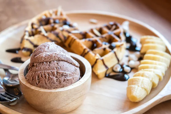 Deliciosa sobremesa doce: waffle caseiro com molho de chocolate — Fotografia de Stock