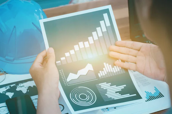 iş teknoloji kavramı, iş adamları grafik tartışıyor