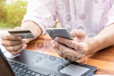 iş para kavramı: online ödeme banka kullanarak adam ele