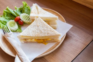 dilim jambon peynir yumurta sandviç kahvaltı taze sebze ile 