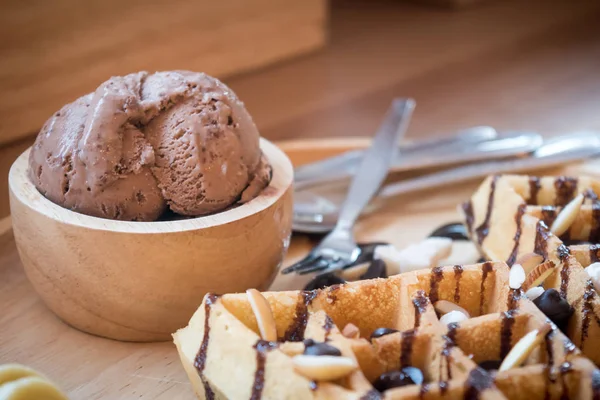 Deliciosa sobremesa doce: waffle caseiro com molho de chocolate — Fotografia de Stock