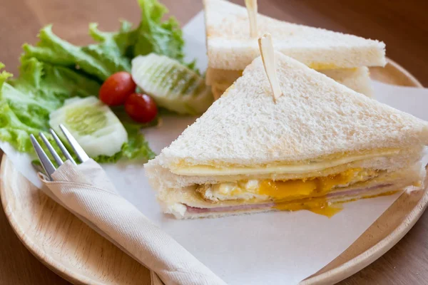 Scheiben Schinken Käse Ei Sandwich Frühstück mit frischem Gemüse — Stockfoto